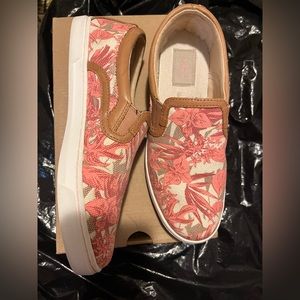 Women’s UGGs Fierce Island Floral size 7.5 $30